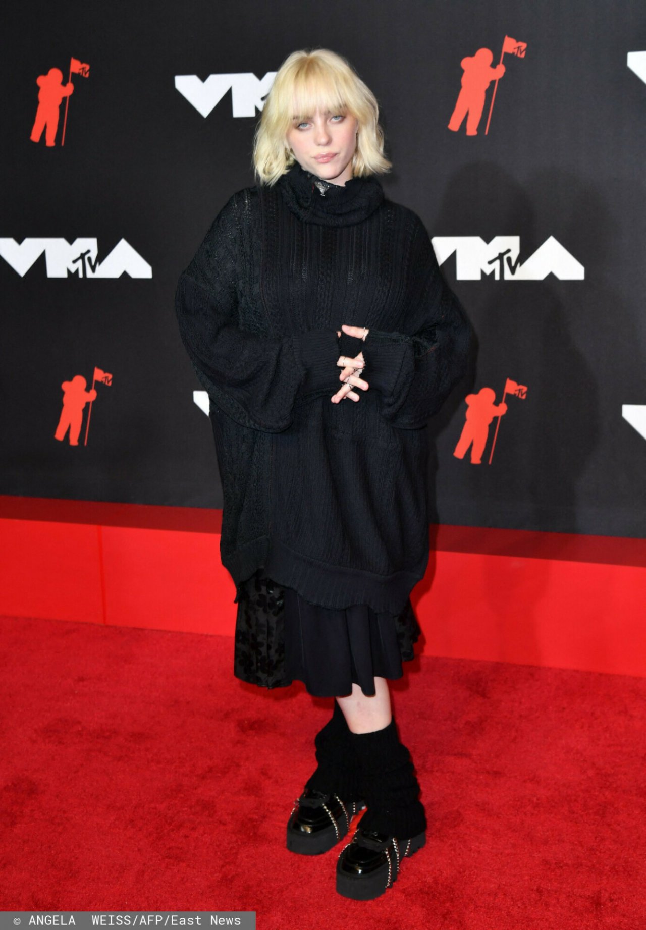  Billie Eilish w czarnym swetrze do kolan na MTV VMA