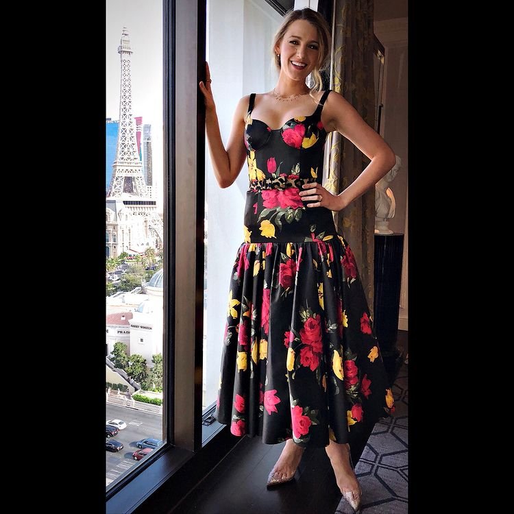 Blake Lively w czarnej sukinece w kolorowe kwiaty