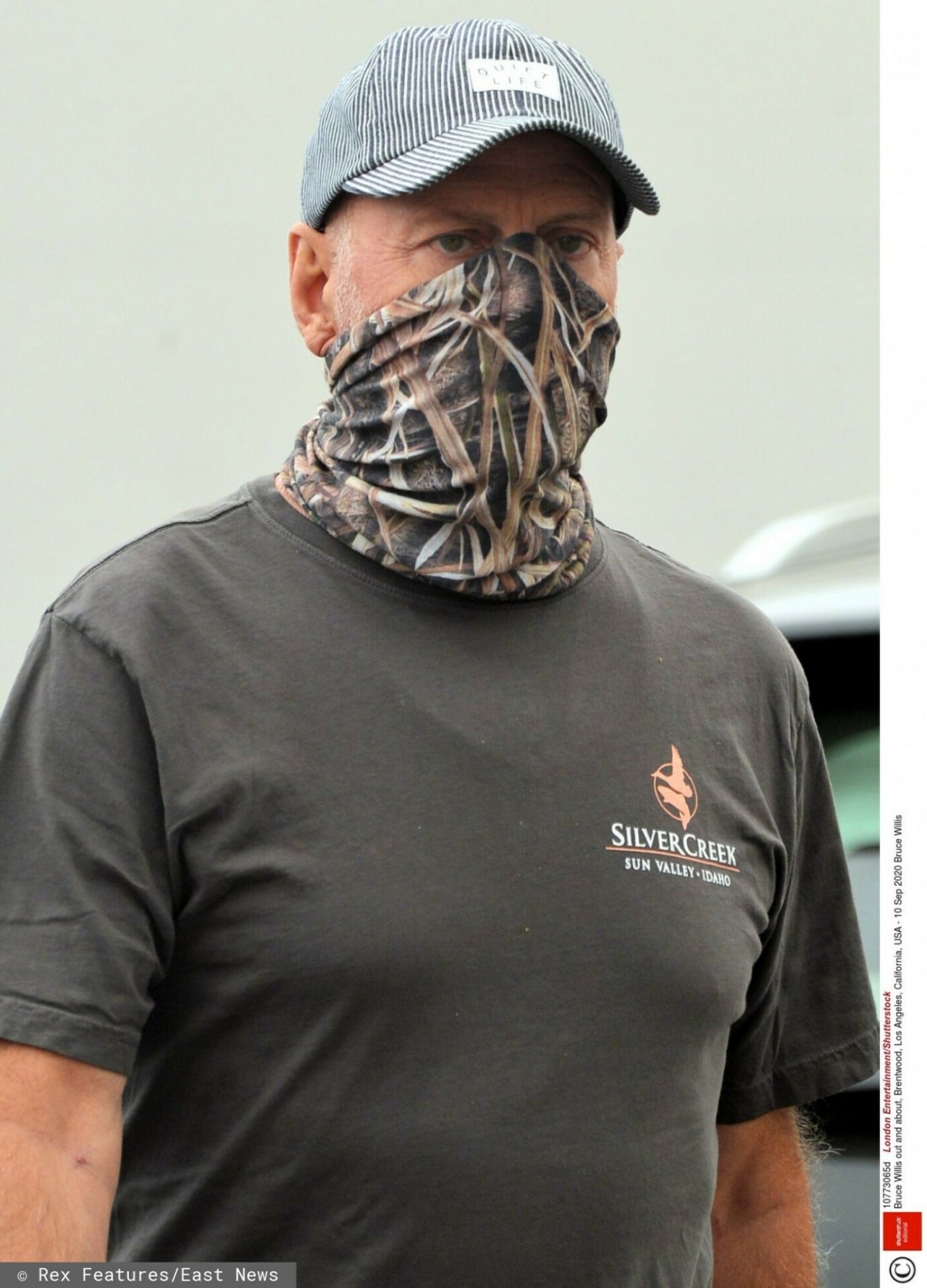 Bruce Willis w czapce i bandanie