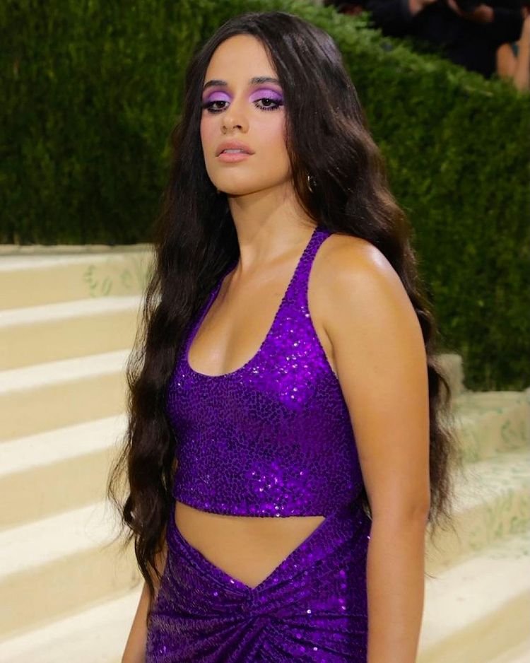 Camila Cabello w fioletowej kreacji na MET Gali