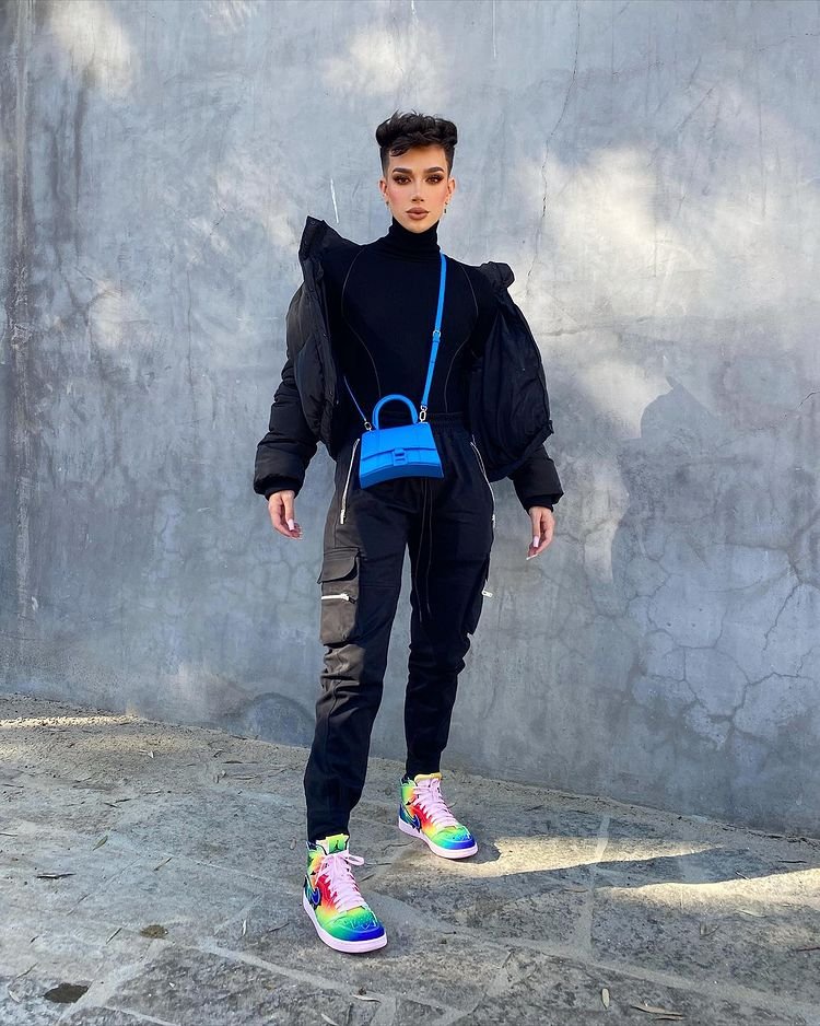 James Charles w czarnej stylizacji 