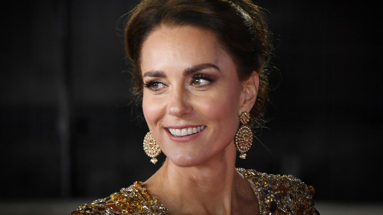 Księżna Kate w złotej sukni na premierze filmu o Jamesie Bondzie. Wyglądała zjawiskowo!