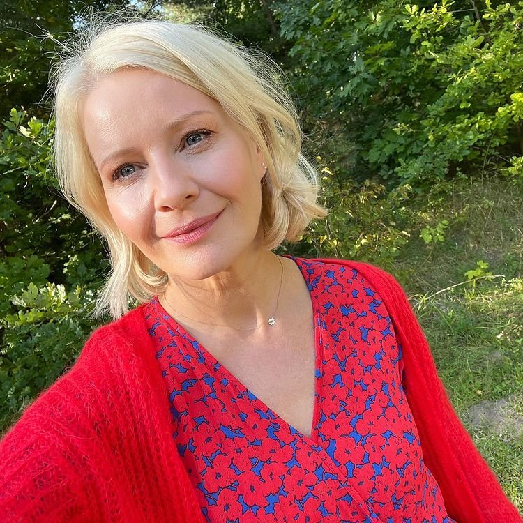 Małgorzata Kożuchowska w niebieskiej sukience w czerwone kwiaty