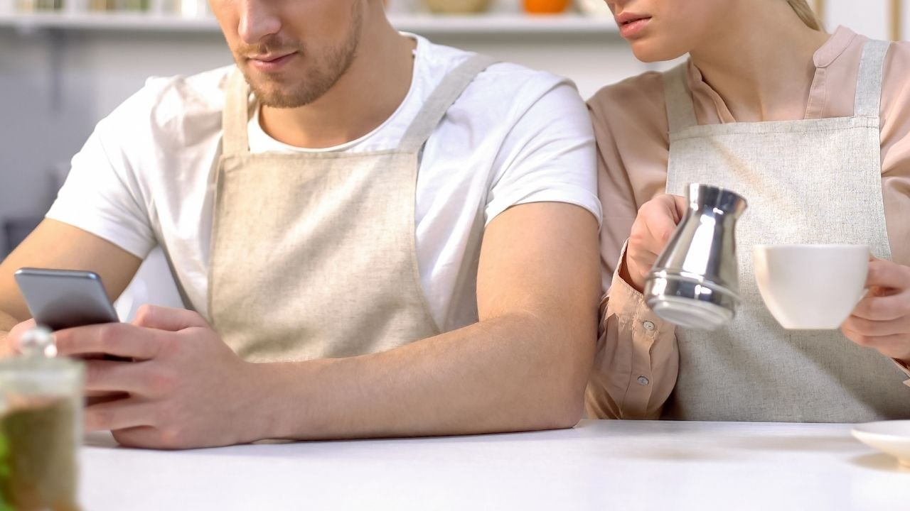 kobieta zagląda co mężczyzna pisze w telefonie