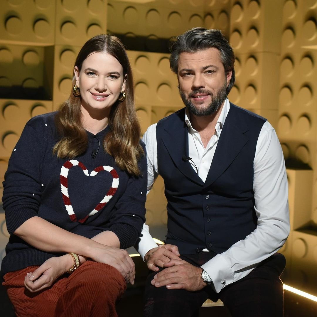 Karolina Malinowska w granatowym sweterku i Olivier Janiak w białej koszuli