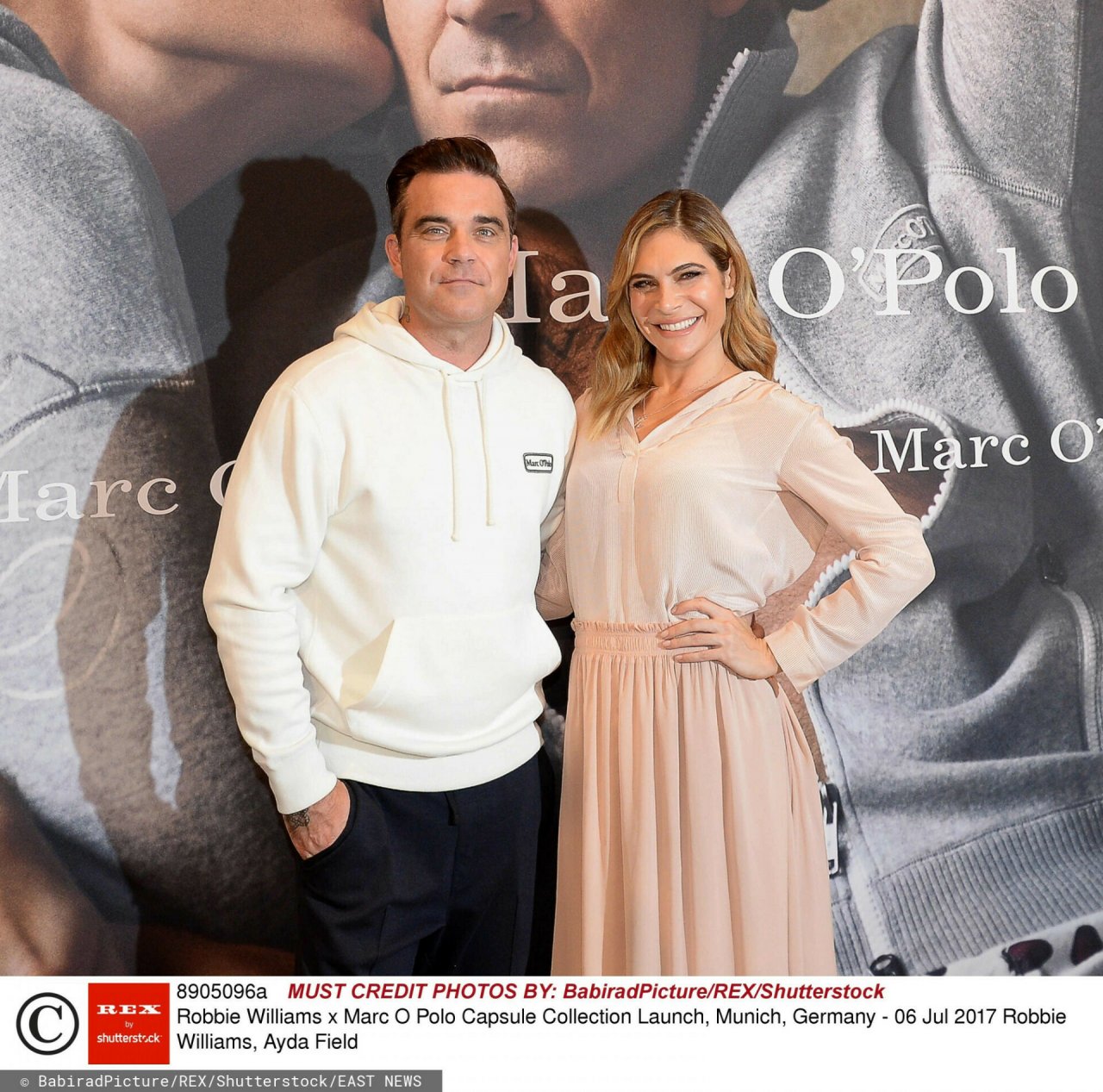 Robbie Williams pozuje w białej bluzie na premierze kolekcji Mac O Polo