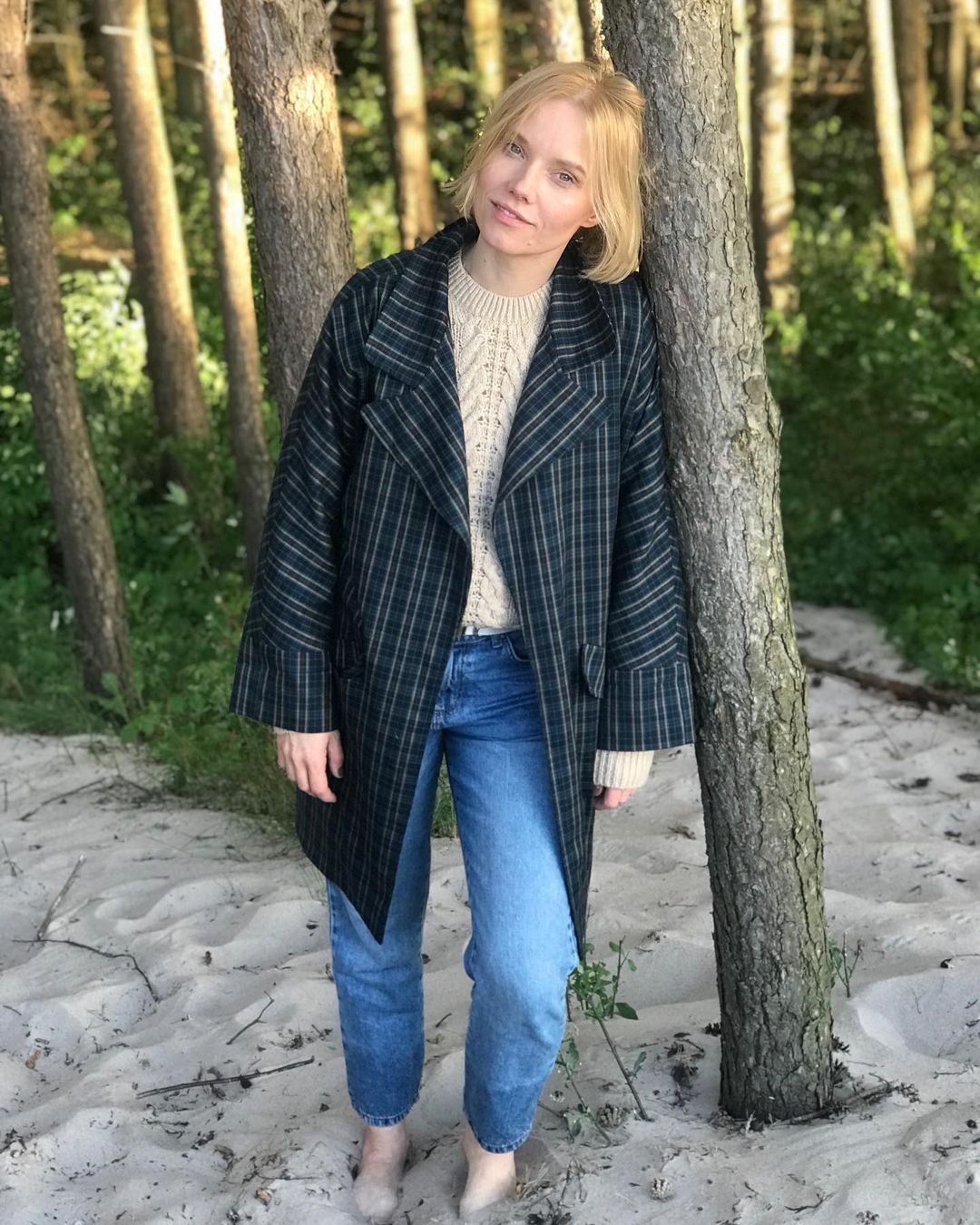 Roma Gąsiorowska opiera się o drzewo