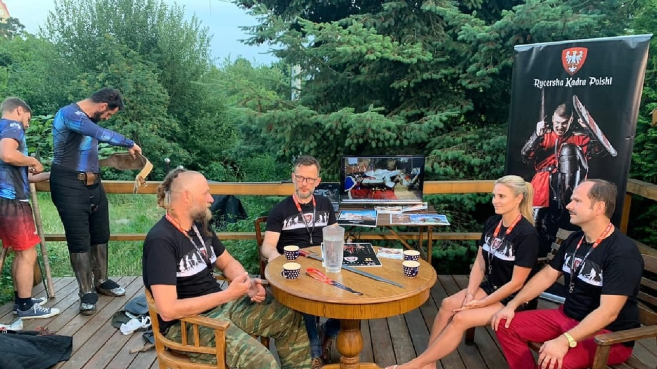 Sławomir stoczył walkę na miecze sportowe z dziećmi z Rycerskiej Kadry Polski w programie "Śląska Karuzela"