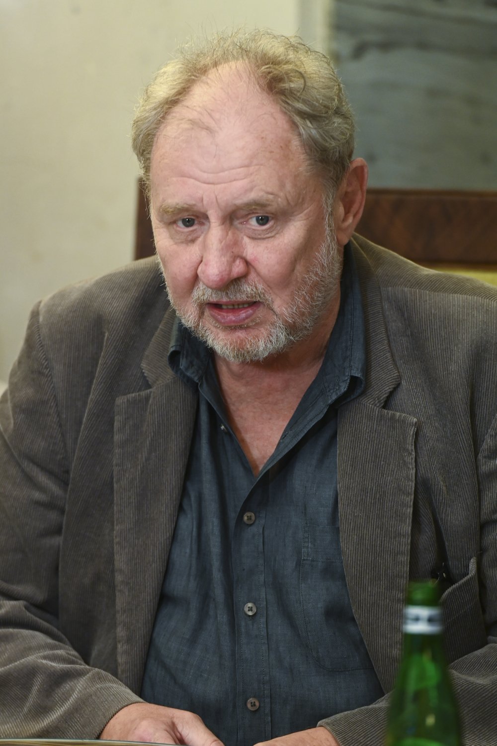 Andrzej Grabowski w szarym garniturze