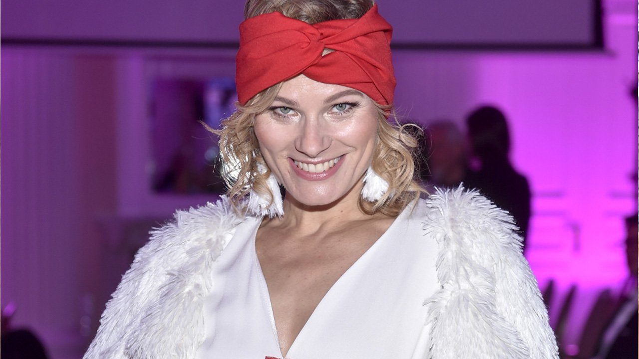 Anna Głogowska w czerwonej opasce i stylizacji miażdżącej sylwetkę. Ozdobą był jej piękny uśmiech!