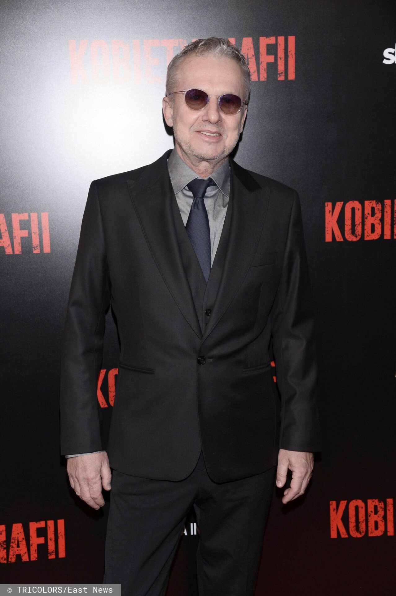 Bogusław Linda w czarnym garniturze na premierze filmu Kobiety Mafii
