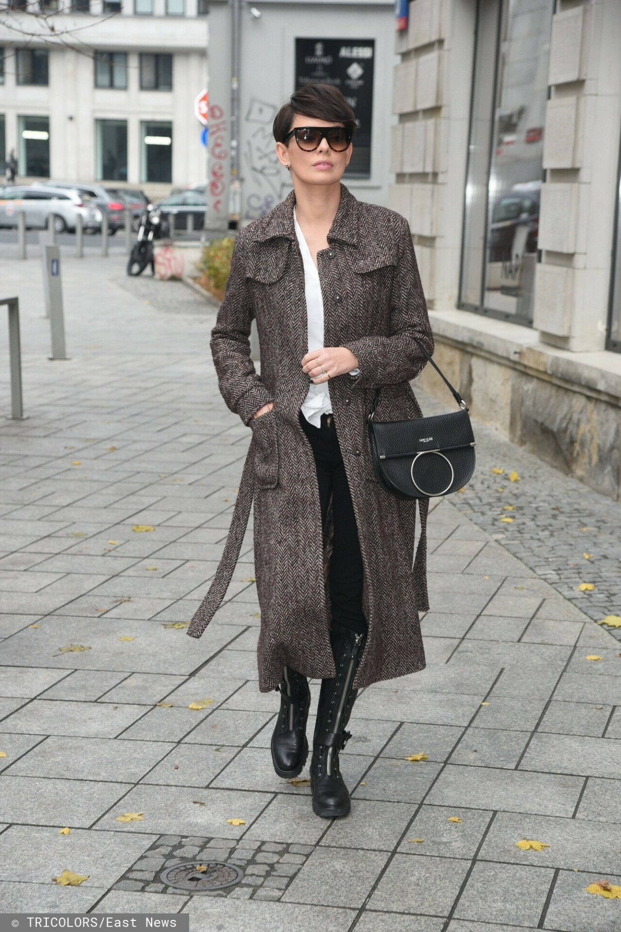 Dorota Gardias w długim swetrze na ulicy