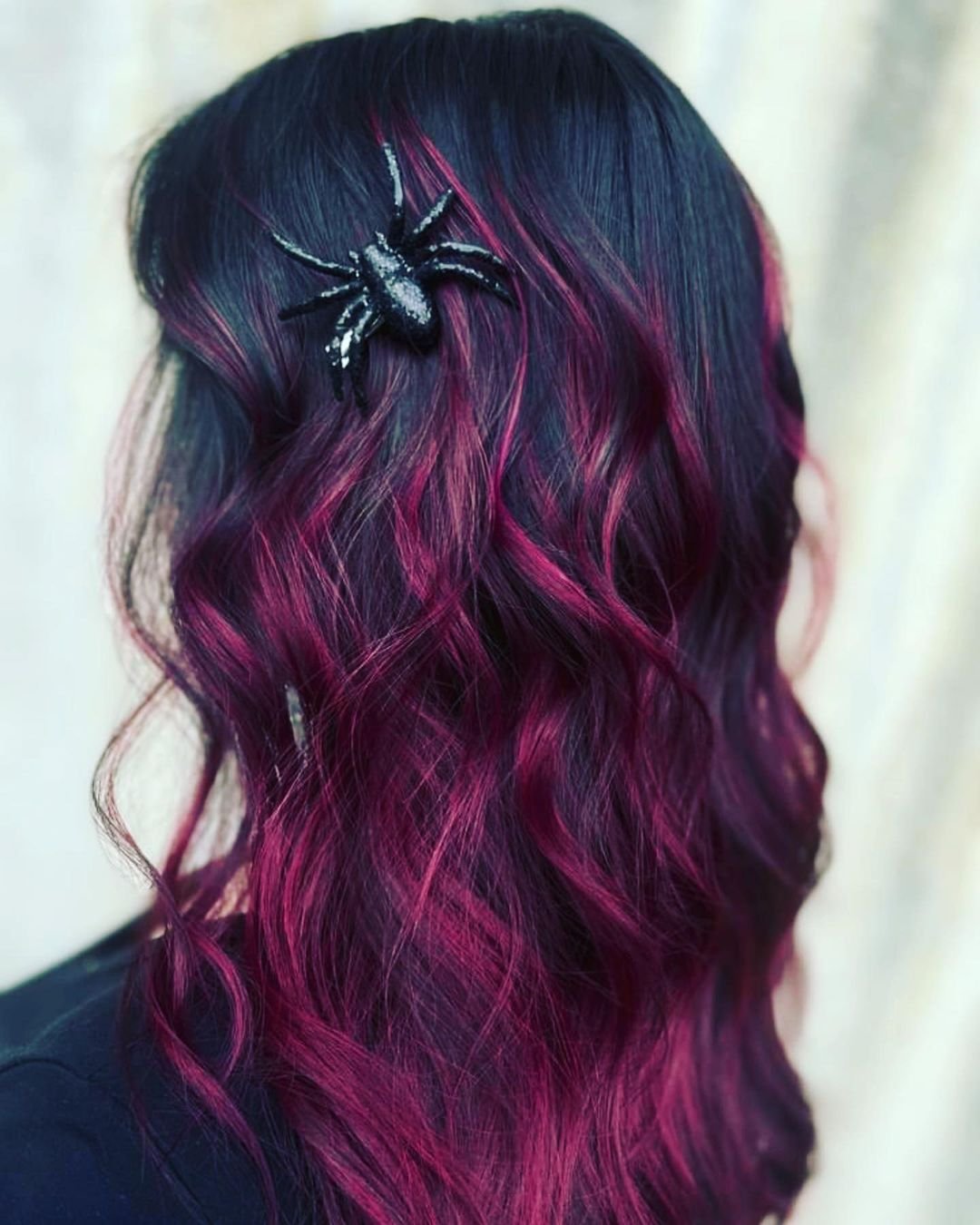 Fioletowe włosy ze spinkami w kształcie pająka