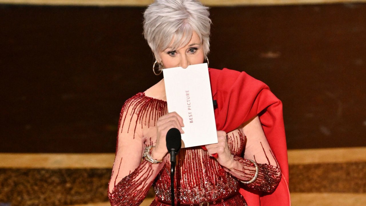 83-letnia Jane Fonda zachwyca figurą na czerwonym dywanie. Wygląda fenomenalnie!