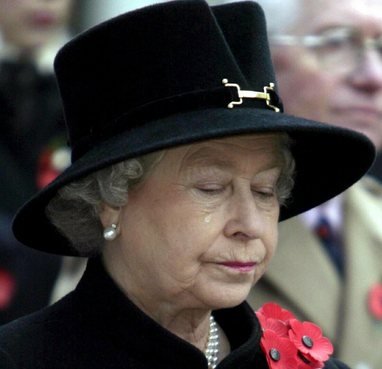 Królowa Elżbieta II w czarnym kapeluszu