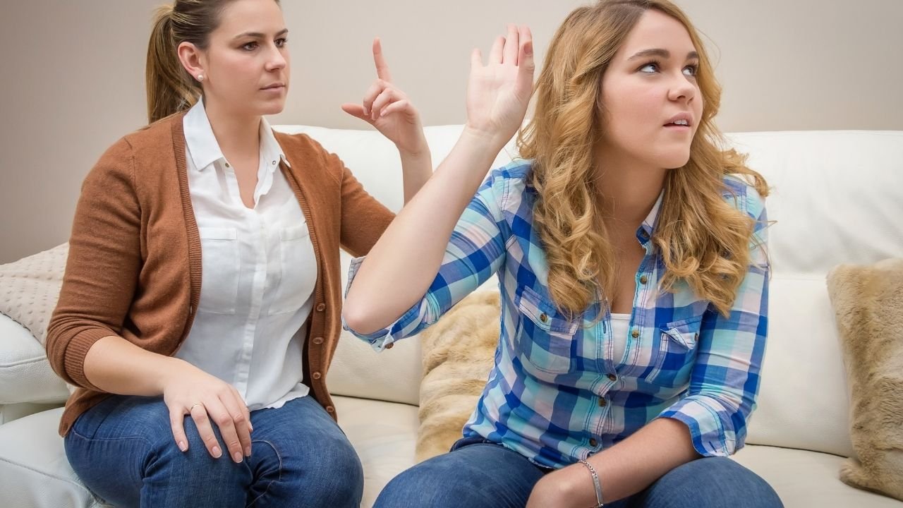 mama i córka siedzą na kanapie