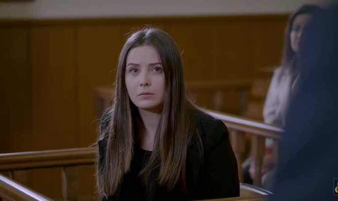 Melek z serialu Elif w czarnym płaszczu i długich włosach