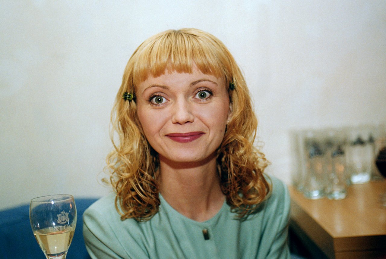 blondynka Olga Borys w miętowej bluzce