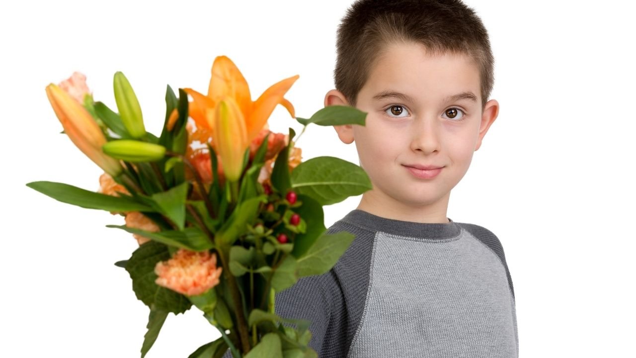 chłopiec daje kwiaty