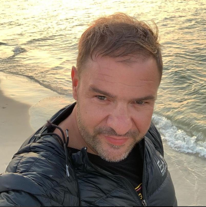 Tomasz Karolak selfie nad morzem