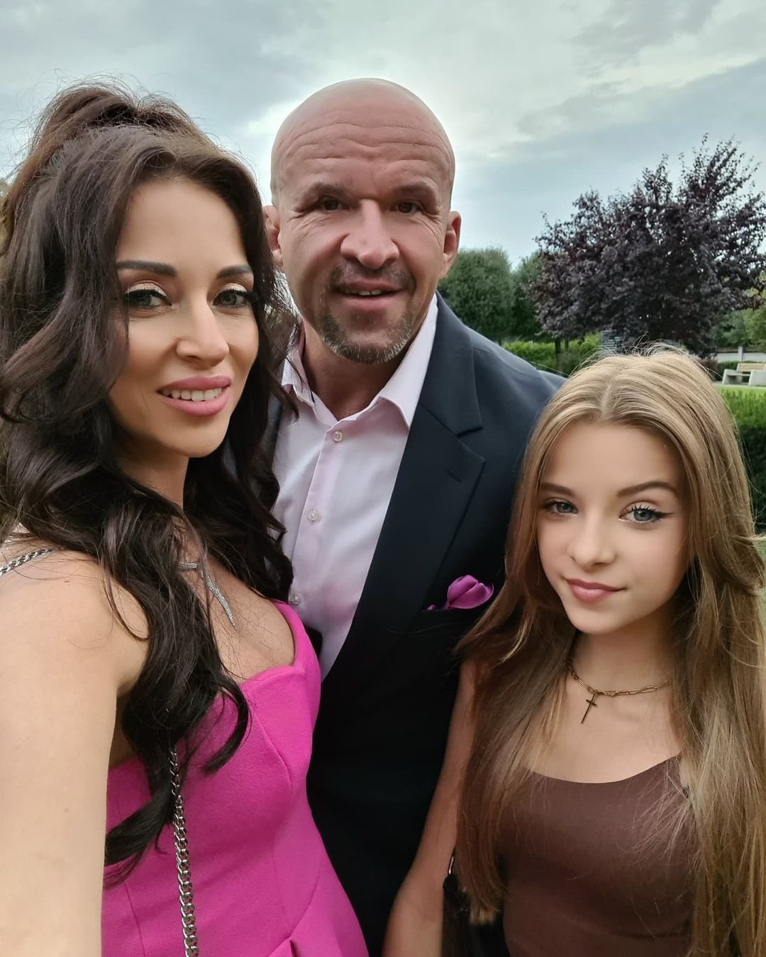 Tomasz Oświecińska z żoną i córką w eleganckich stylizacjach