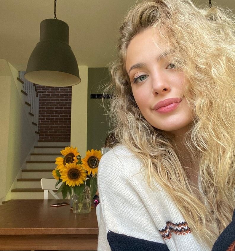 Wiktoria Gąsiewska w blond lokach