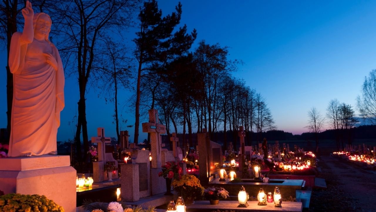 Zaduszki — skąd wzięło się święto zmarłych i kiedy obchodzimy je w Polsce?