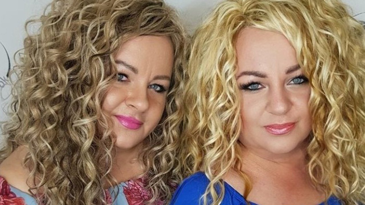 "Gogglebox": jedna z bliźniaczek drastycznie zmieniła kolor włosów! W końcu będzie można je odróżnić