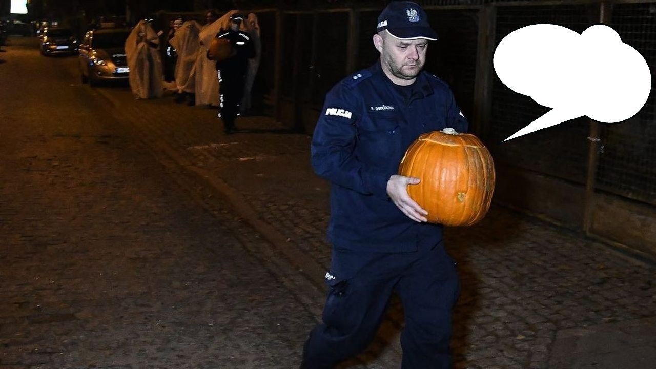Happening pod domem Jarosława Kaczyńskiego w Halloween. Policja aresztowała dynię? To zdjęcie jest hitem sieci! MEMY