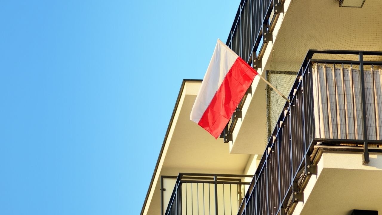 "Tylko dwie flagi Polski wywieszone w moim bloku. Ludzie się wstydzą swojego kraju?!"