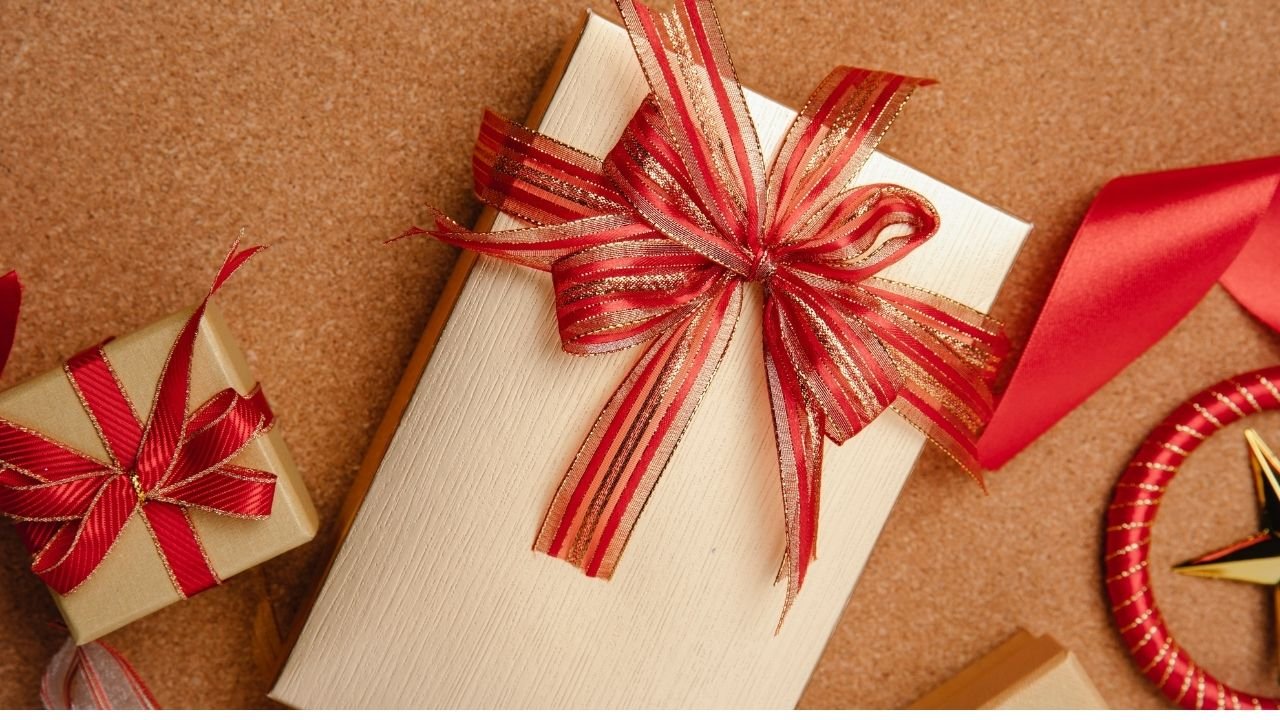 Jak zapakować prezent na urodziny, święta lub pod choinkę?