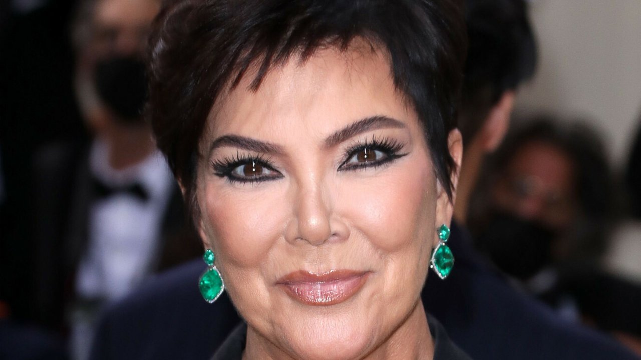 66-letnia Kris Jenner w... pościeli na ściance? Jak ona wygląda?! "Za dużo operacji" - ktoś napisał