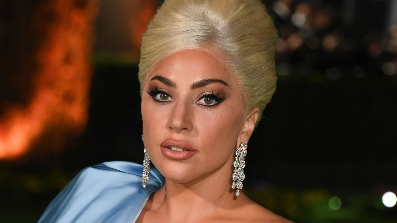 Lady Gaga z grzywką i w sukience z prześwitującym dekoltem. Materiał ledwo się trzymał na piersiach!