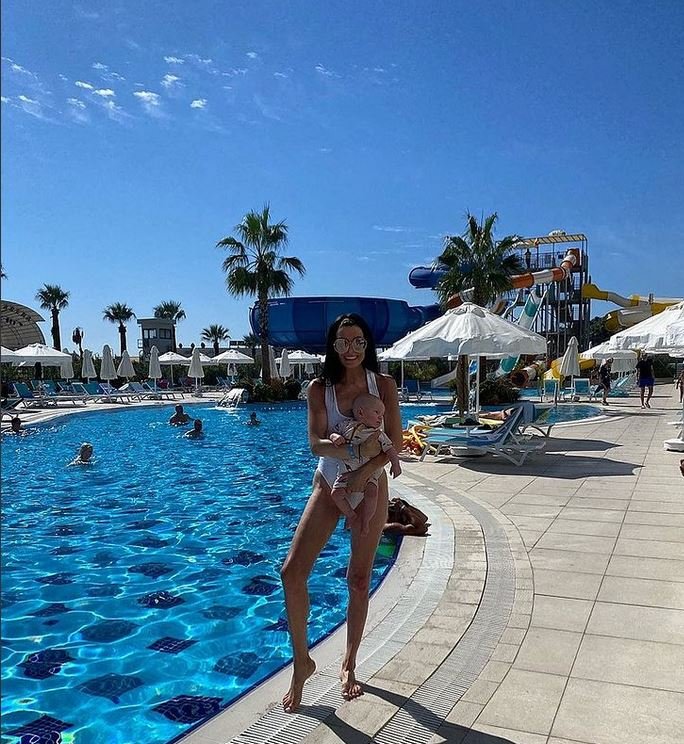 Magdalena Stępień przy basenie