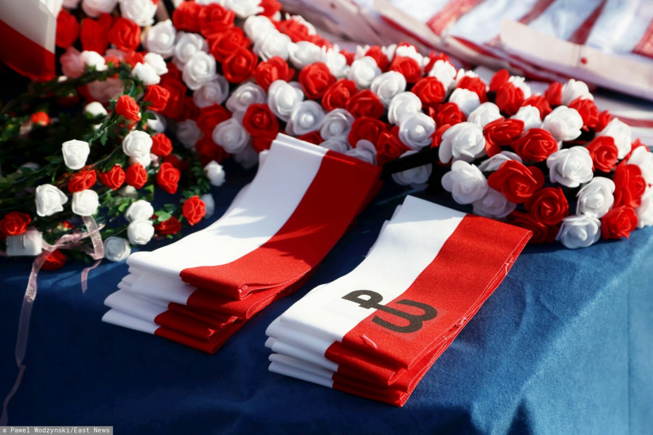 stoisko z akcesoriami patriotycznymi.