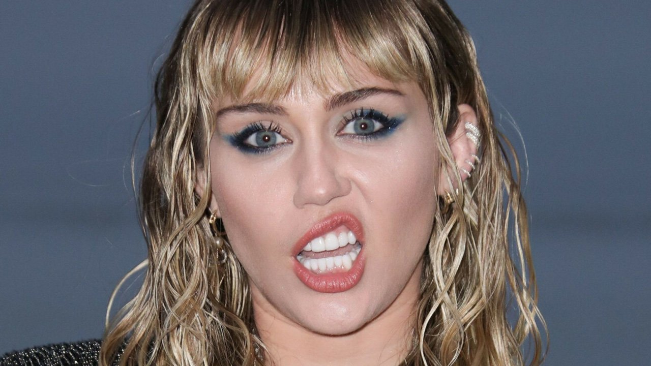 Miley Cyrus w spalonych od rozjaśniania włosach i kwiecistym garniturze. Hit czy kit?