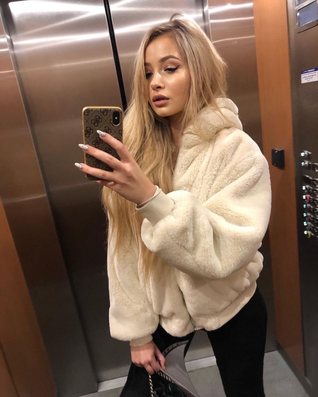Monika Kozakiewicz robi sobie selfie w windzie