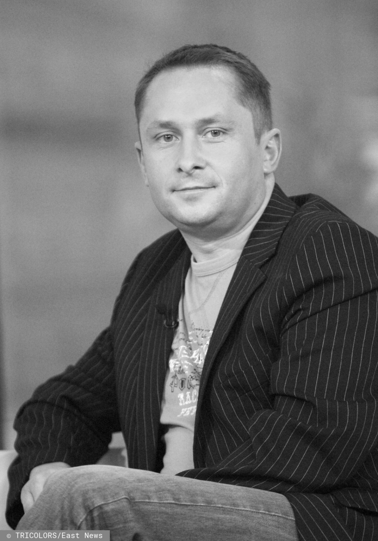 Kamil Durczok w garniturze i koszulce