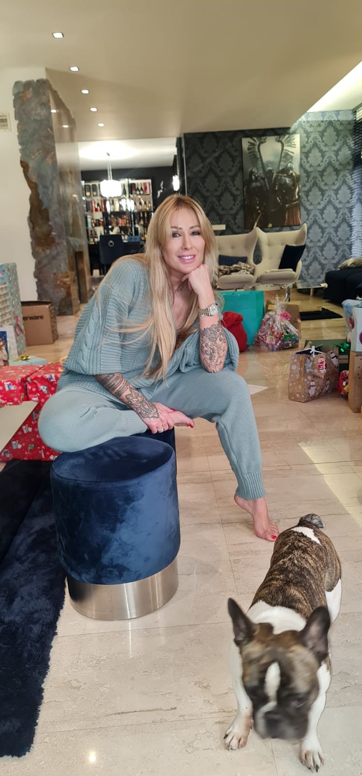Delikatnie uśmiechnięta Sylwia Peretti w swoim domu