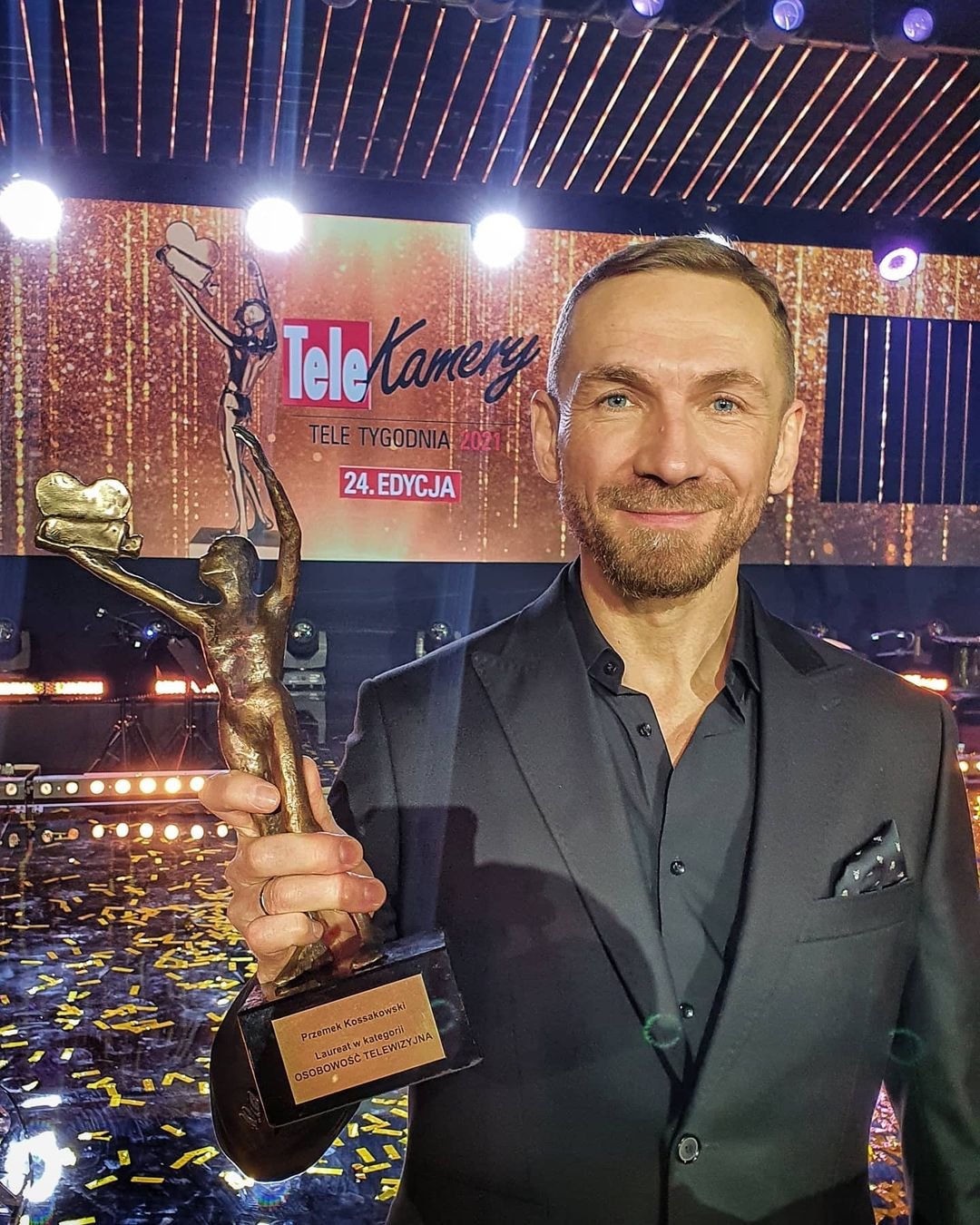 Przemek Kossakowski odebrał nagrodę Telekamery 2021