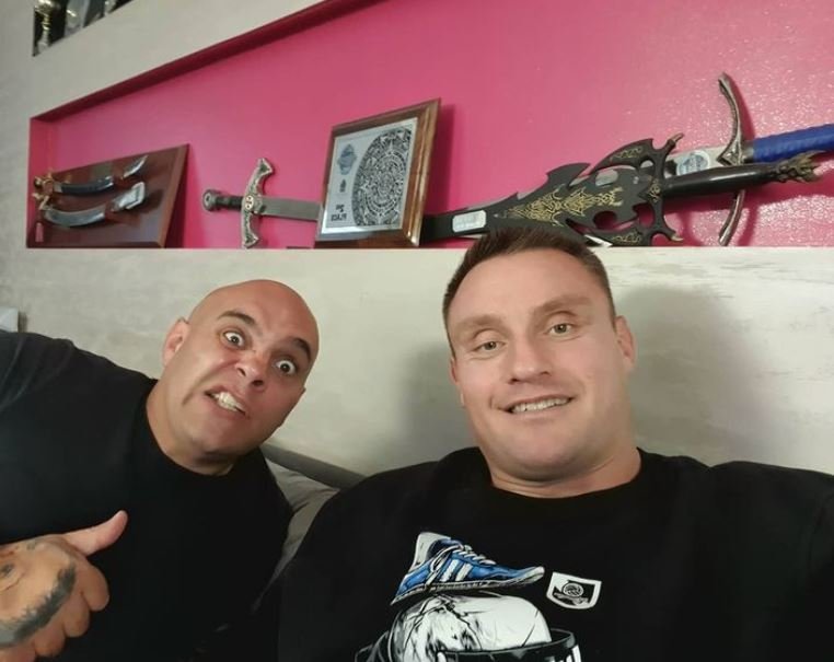 Krzysztof Radzikowski i Dominik Abus na kanapie