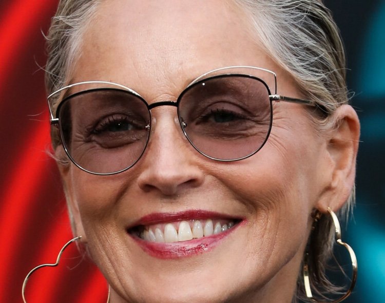 Zbliżenie na twarz Sharon Stone w okularach