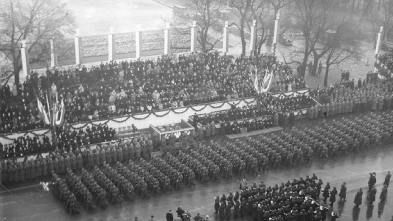 Święto Niepodległości w II RP. Podświetlony Belweder, czołgi i samoloty na zdjęciach z epoki
