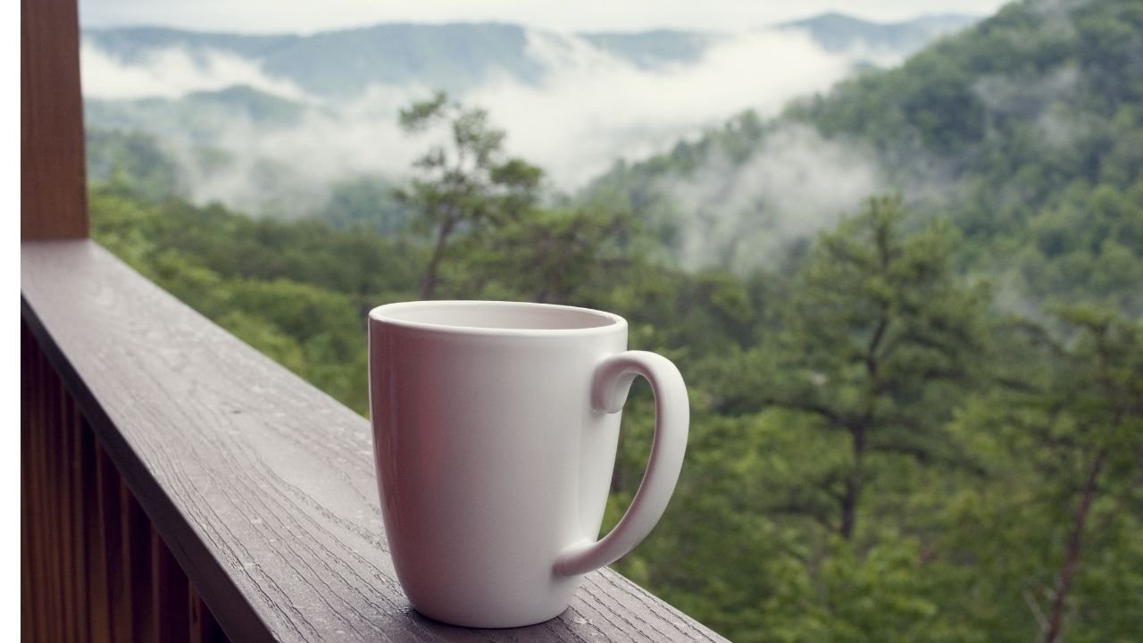 kubek kawy z widokiem na góry