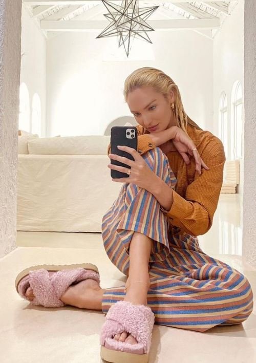 Candice Swanepoel robi selfie w lustrze