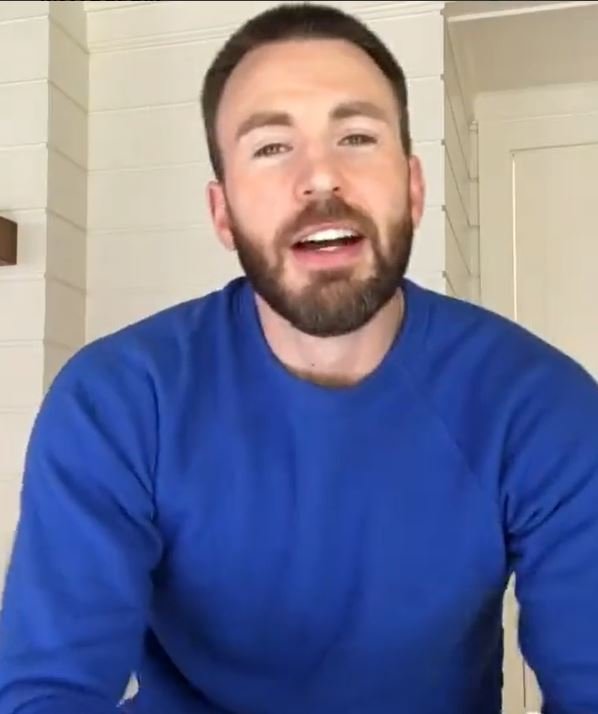 Chris Evans w niebieskiej bluzie