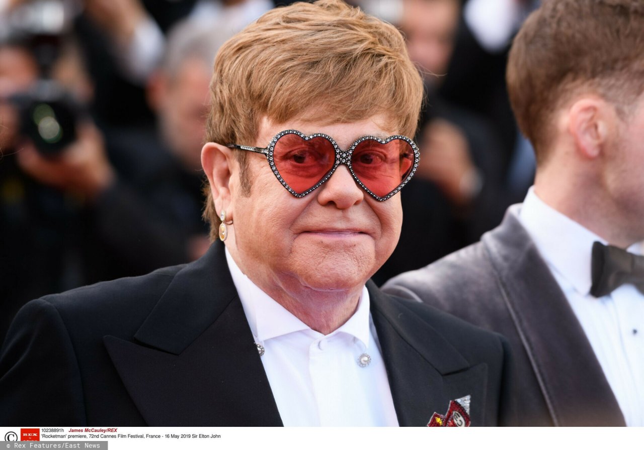 Elton John w Cannes i okularach w kształcie serc
