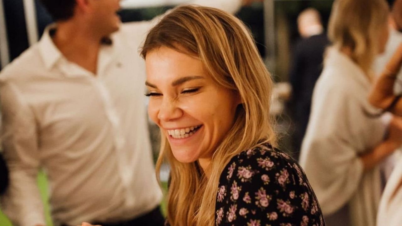 Maja Bohosiewicz uśmiecha się na zdjęciu w kwiecistej sukience
