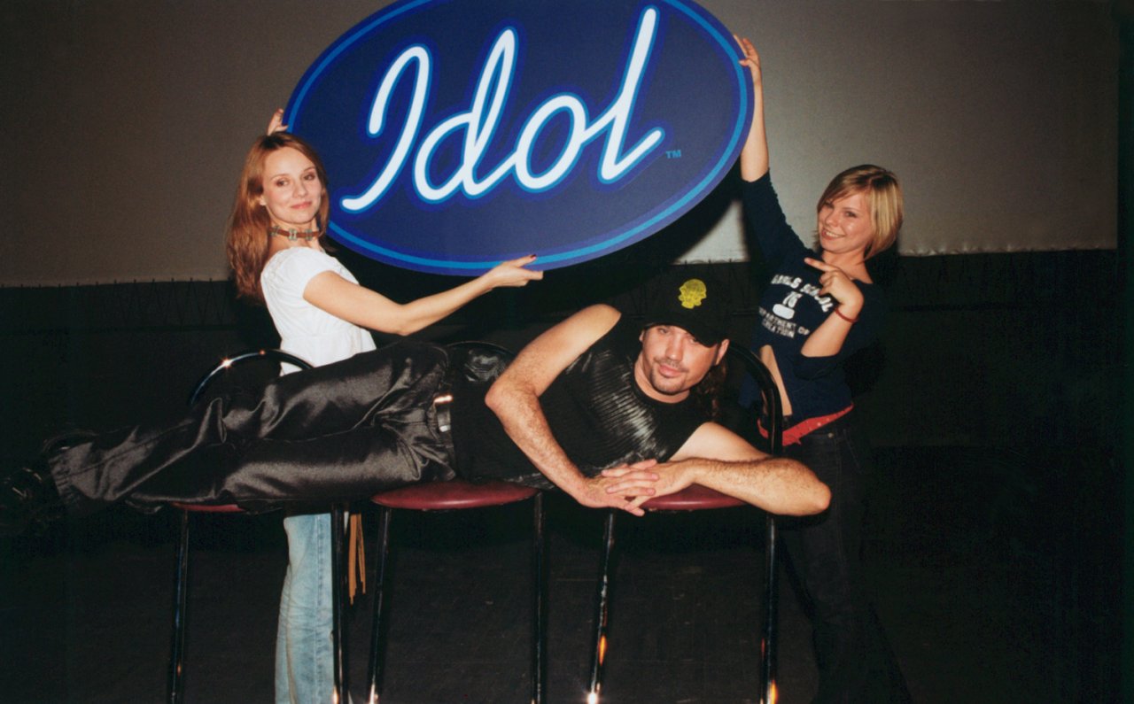 Alicja Janosz, Szymon Wydra, Ewelina Flinta na tle dużego znaku Idol