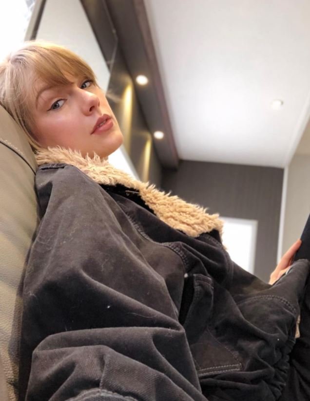Taylor Swift w czarnej, dżinsowej kurtce